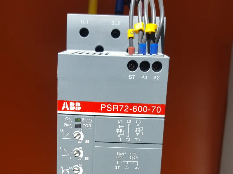 Arrancador suave instalado sobre la placa de montaje de un tablero, con su acometida de potencia.